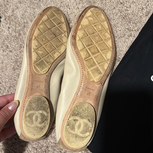 CHANEL Two-Tone Ballet Flats in Beige and Cream - Picture 5 of 9